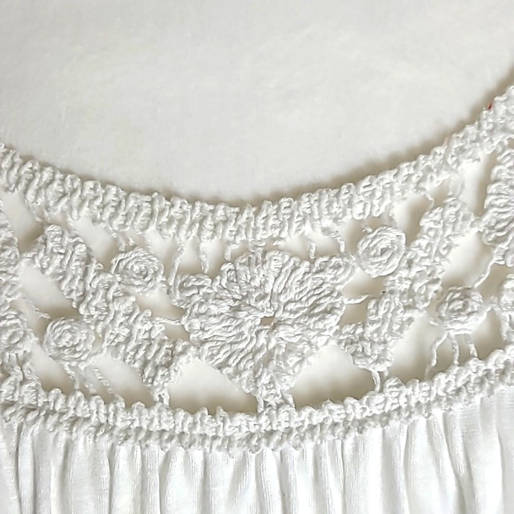 Carolyn Taylor White Tunic Top, Wide Elastic Hem,  Embroidered Neckline, Large - Picture 5 of 10